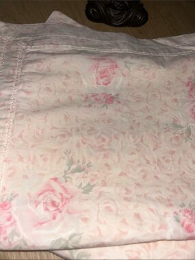 🤎 vintage Utica cotton floral print shams shabby chic looking